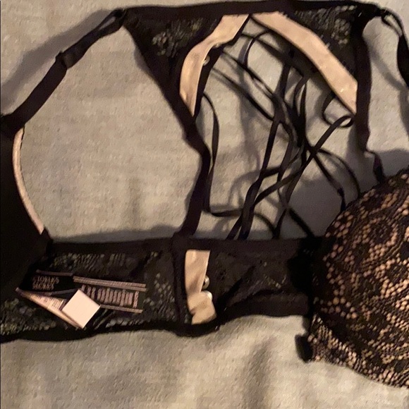 Super cute bra from Victoria sweater - Picture 3 of 6